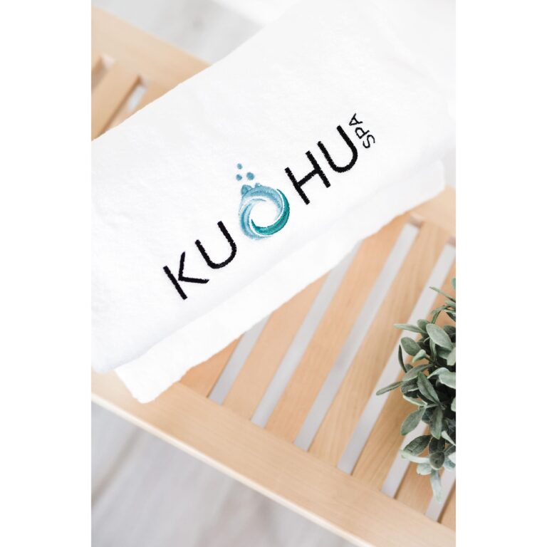 KuohuSpa-pyyhe puisella lauteella