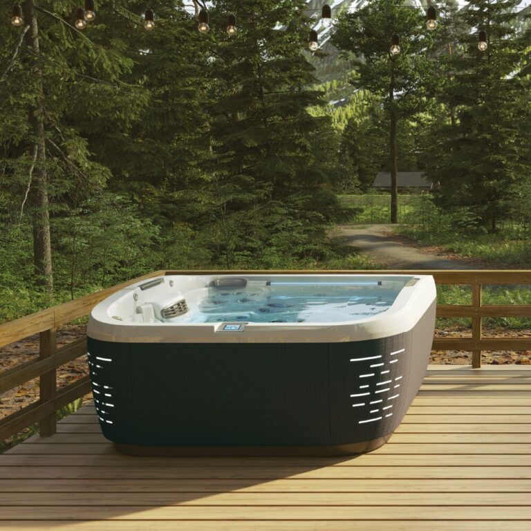 Jacuzzi J-575 ulkoporeallas puuterassilla metsän reunassa